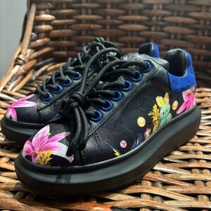 Hollie Watman Babes in Toyland Fashion
Sneakers. Size 6.5 Never worn !